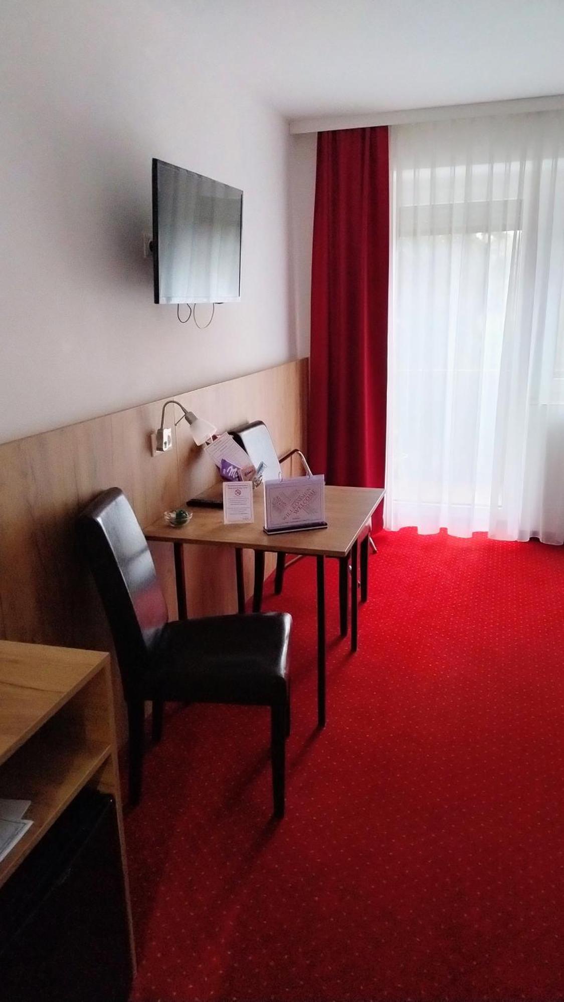 Hotel Restaurant Schwartz Neusiedl am Steinfelde Dış mekan fotoğraf