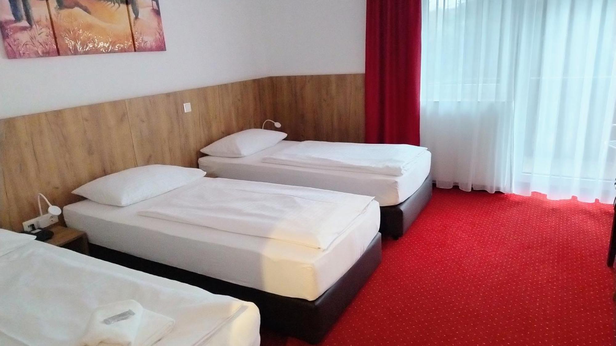 Hotel Restaurant Schwartz Neusiedl am Steinfelde Dış mekan fotoğraf