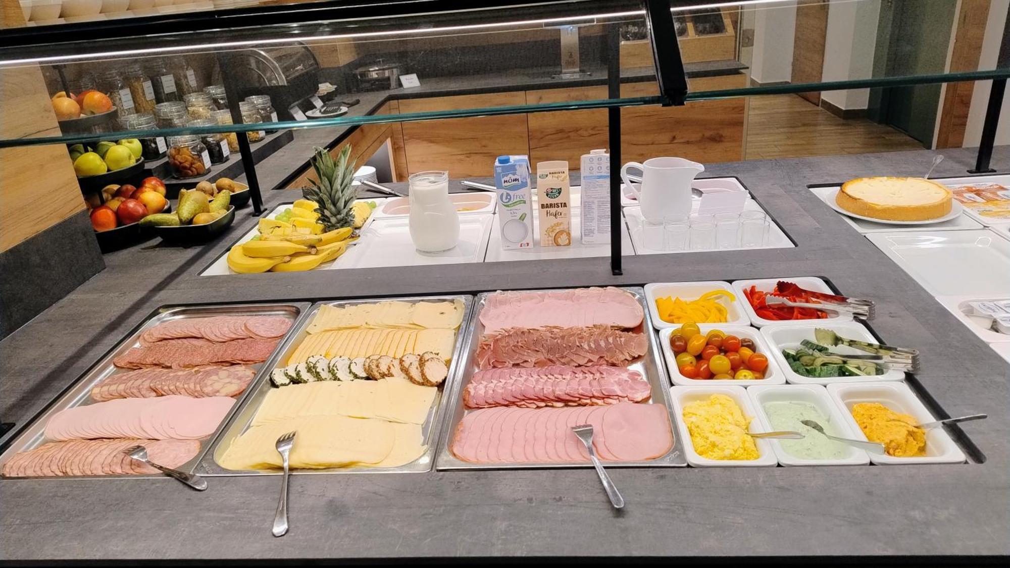 Hotel Restaurant Schwartz Neusiedl am Steinfelde Dış mekan fotoğraf