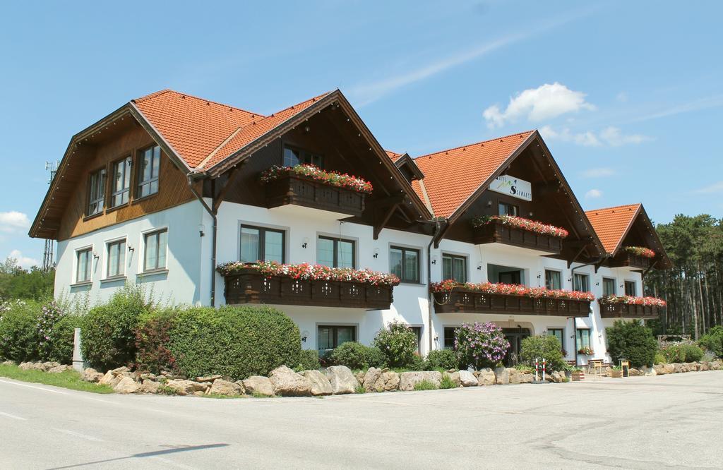 Hotel Restaurant Schwartz Neusiedl am Steinfelde Dış mekan fotoğraf