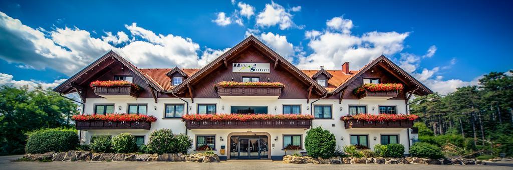 Hotel Restaurant Schwartz Neusiedl am Steinfelde Dış mekan fotoğraf